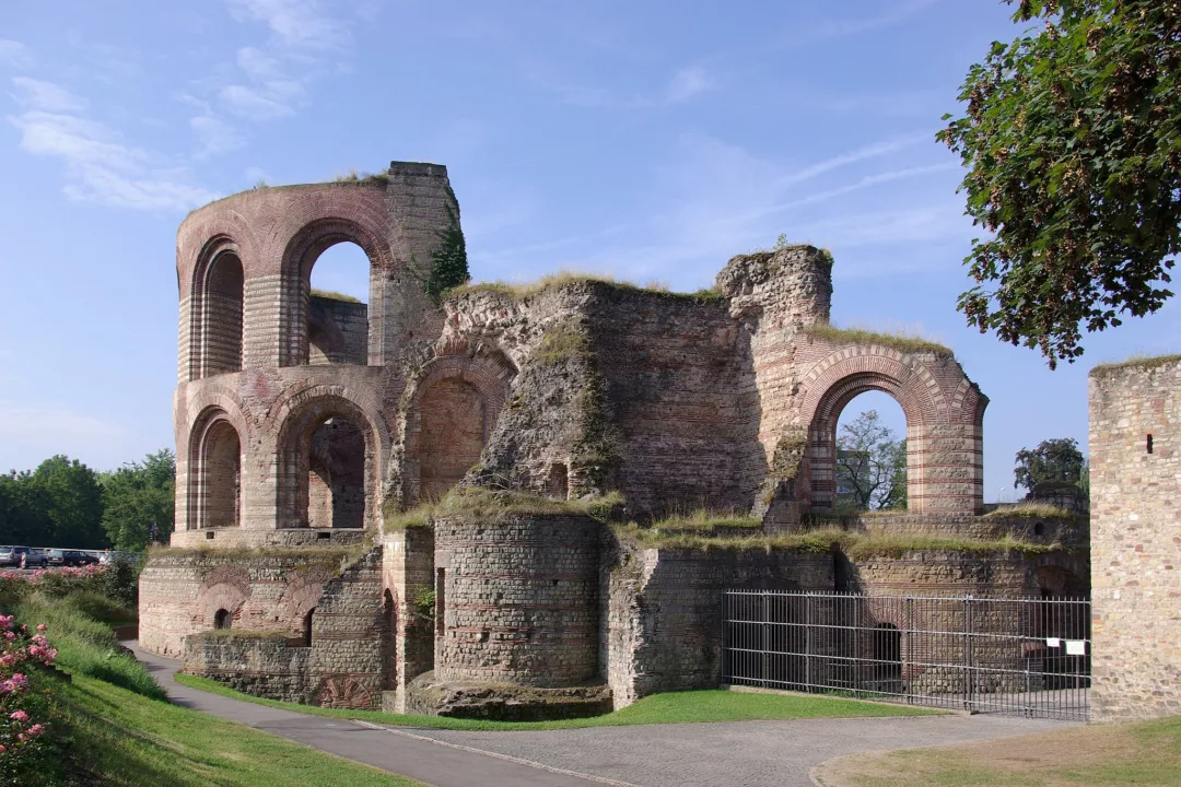2048px-Trier_Kaiserthermen_BW_3