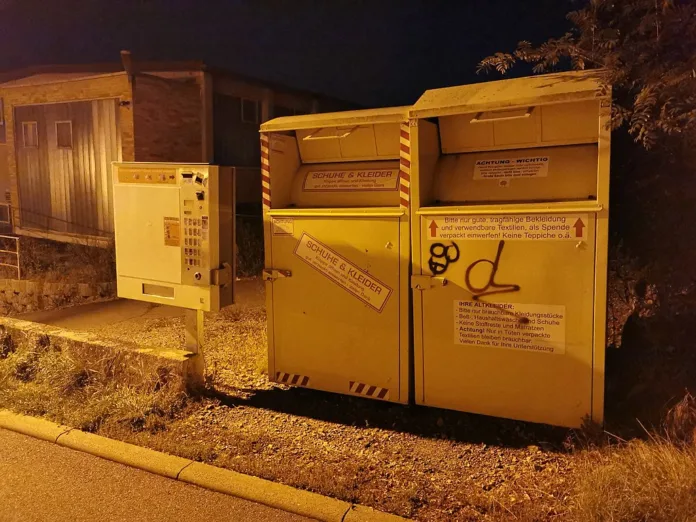 1024px-Altkleidercontainer_beim_Krautgartenweg_Tauberbischofsheim_bei_Nacht_2